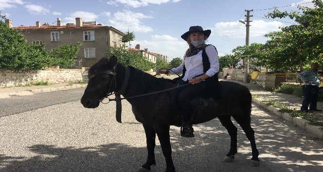 Mahallenin ’Kovboy Muhtarı’ atıyla mahalleyi geziyor