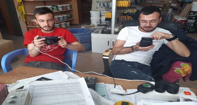 Oyun tutkunu gençler cep telefonlarına fan taktı