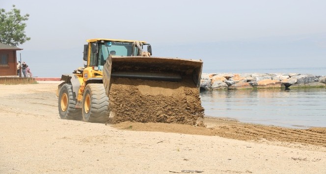 Gölcük ve Karamürsel’de plajlara kum seriliyor