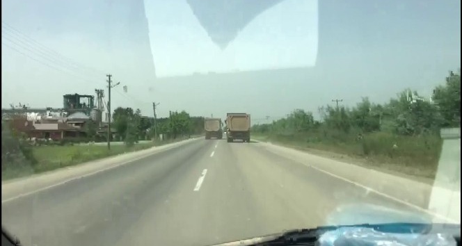 Hatalı sollama yapan kamyon diğer araçları tehlikeye attı
