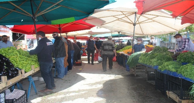 Bayram alışverişini yapmak isteyen vatandaşlar pazarlara akın etti