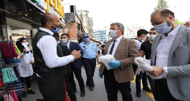 Başkan Palancıoğlu, bayramdan önce esnaf ve vatandaşlara maske dağıttı