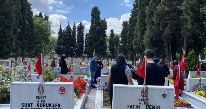 Ramazan Bayramı öncesi aileler, Edirnekapı Şehitliği&#039;ni ziyaret etti