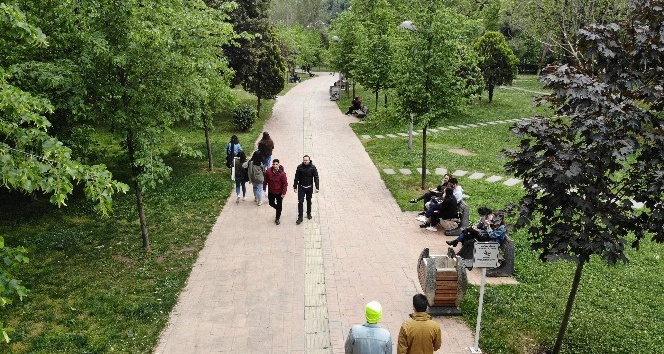 Maçka Parkı’nda dolaşan gençler havadan görüntülendi