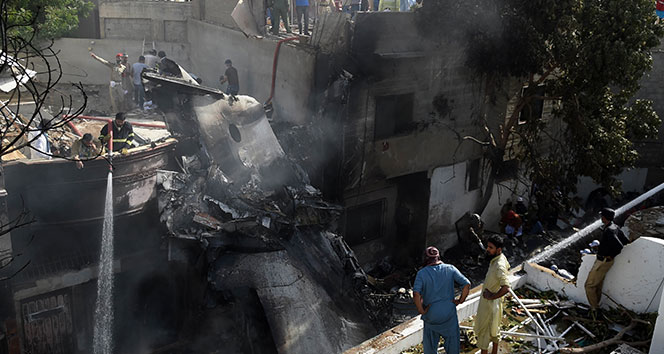 Karaçi Belediye Başkanı Ahtar: &#039;Kazada kimsenin kurtulduğunu düşünmüyoruz&#039;