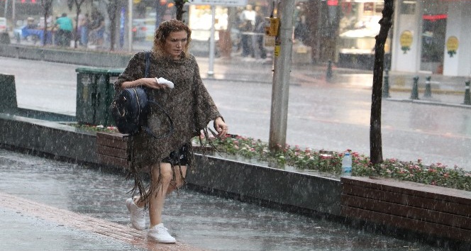 Antalya’da aniden bastıran sağanak yağmur vatandaşları hazırlıksız yakaladı