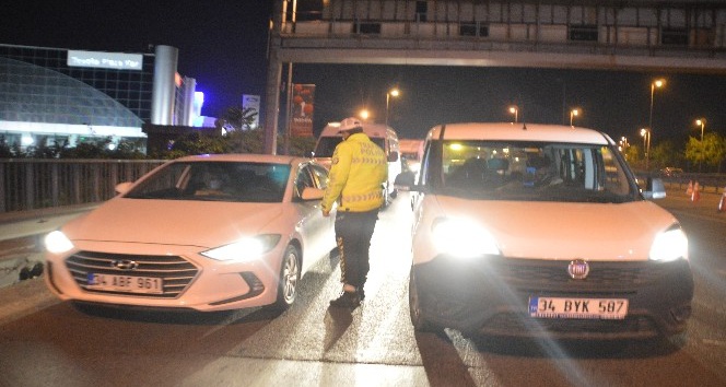 Sokağa çıkma kısıtlamasının ilk gecesinde polis ekiplerinden E-5’te trafik uygulaması
