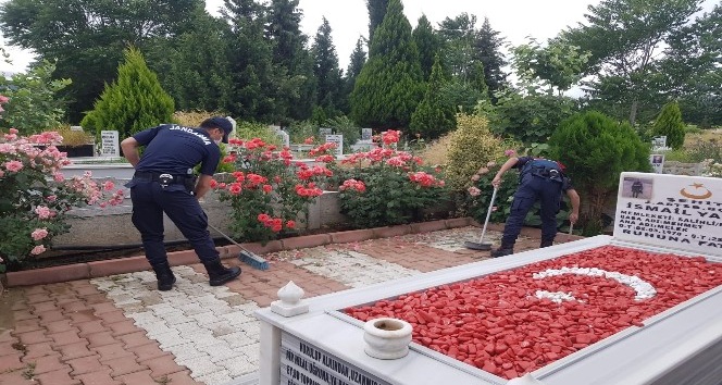 Salihli’de şehit mezarlarına jandarma eli değdi