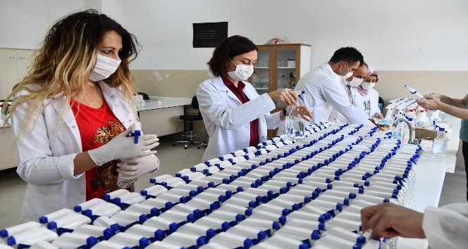 Isparta’da öğretmenler LGS için el dezenfektanı üretiyor
