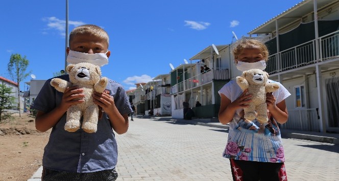 Konteyner kentte kalan çocukların, yüzü hediye oyuncaklarla güldü