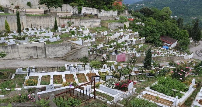 Bayram öncesi mezarlıklar boş kaldı