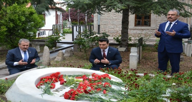 Destici, Muhsin Yazıcıoğlu’nun kabrini ziyaret etti