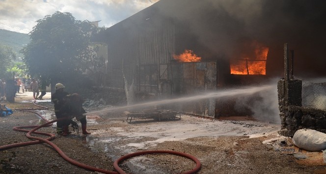 Osmaniye’de 3 iş yeri yandı, 7 itfaiye eri dumandan etkilendi