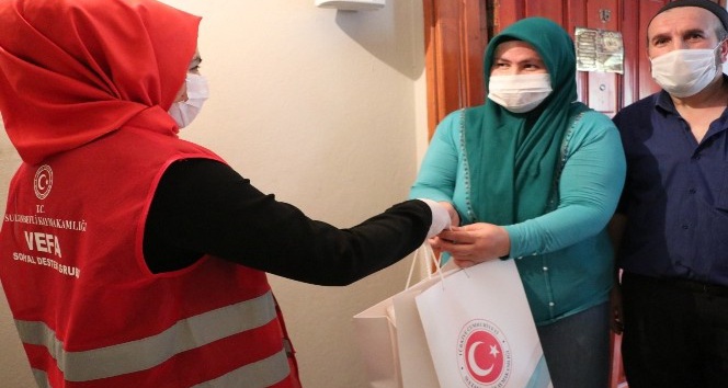 Sultanbeyli’de koruyucu ailelere ve çocuklarına bayramlık hediyeleri ulaştırıldı