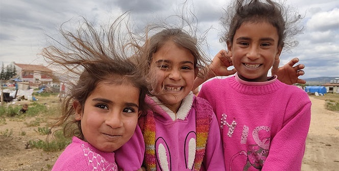 Çadır çocuklarının hüzünlü de olsa bayram neşesi