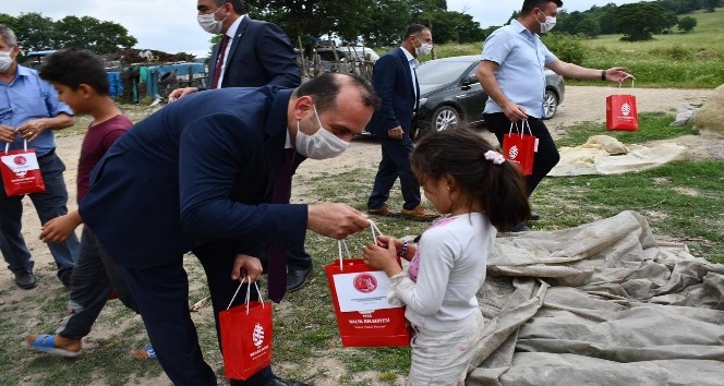 İzmir Balıkesirliler Derneğinden 400 çocuğa bayram hediyesi
