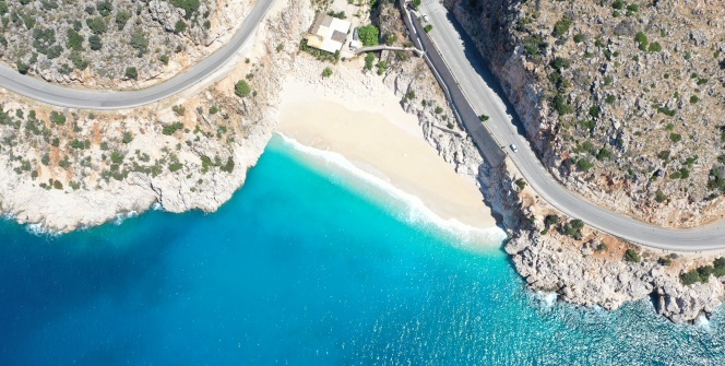 Her bayram binlerce tatilciyi ağırlayan dünyaca ünlü Kaputaş Plajı martılara kaldı