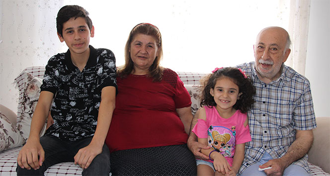 Burhan amca, bayram sevincini torunlarıyla yaşadı
