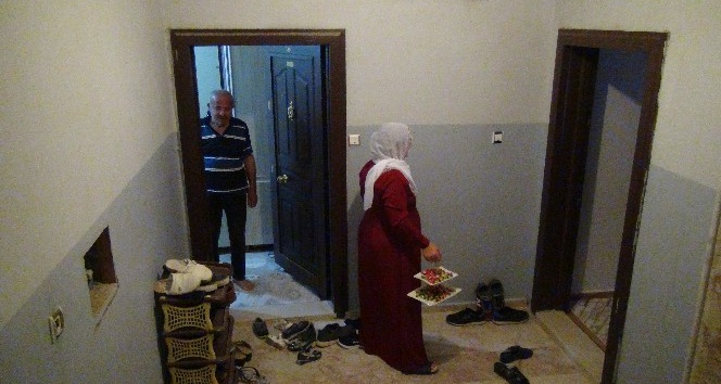 Mardin’de komşuların sosyal mesafeli bayram kutlaması