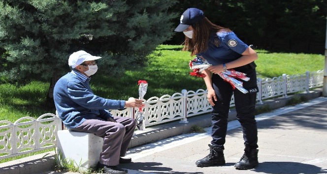 Polisler yaşlılara çifte bayram yaşattı