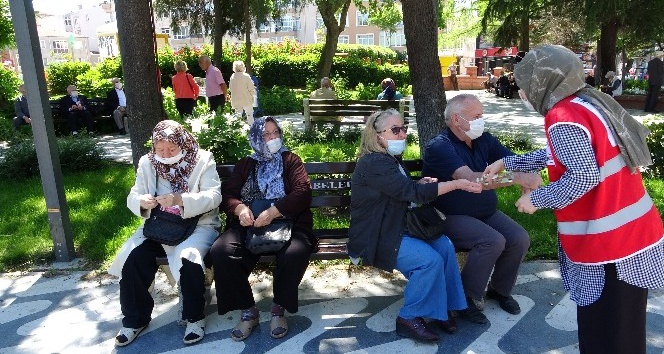 65 yaş üzeri vatandaşlar sokağa çıktı, Kızılay bayramlarını kutladı