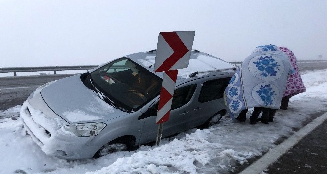 Kardan kapanan yollarda mahsur kalan vatandaşlar kurtarıldı