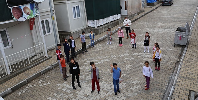 Konteyner kentlerde çocukların bayram sevinci