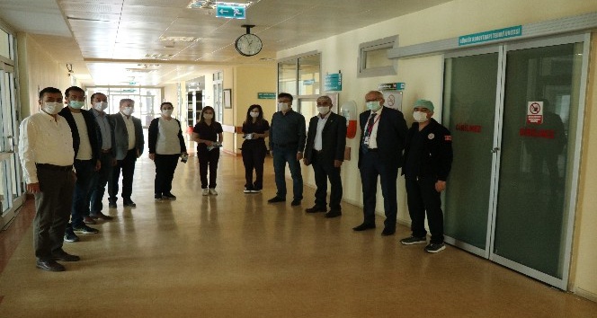 Sendika hastanede bayramlaştı, hemşireler aileleri ile telefonda görüştü