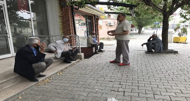 Doğunun Çukurovasında yaşlılar sokağın tadını çıkardılar