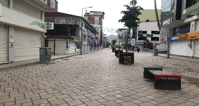 Doğubayazıt’ın cadde ve sokakları boş kaldı
