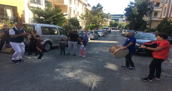 Bayramın ilk günü Maltepe sokakları tulum ve davul sesiyle şenlendi