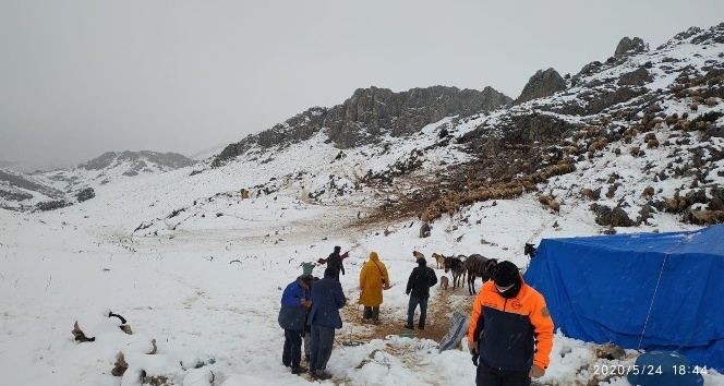 Elbistan’da kar nedeniyle yaylada mahsur kalan çobanlar ve 2 bin hayvanı kurtarıldı