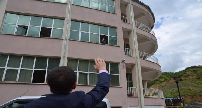 Korona hastası başkan ziyaretçilerini pencereden selamladı