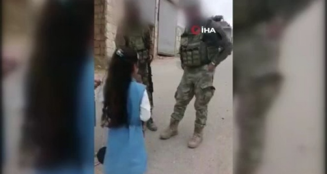 İdlib&#039;de Türk askerleri çocuklara bayram harçlığı verdi