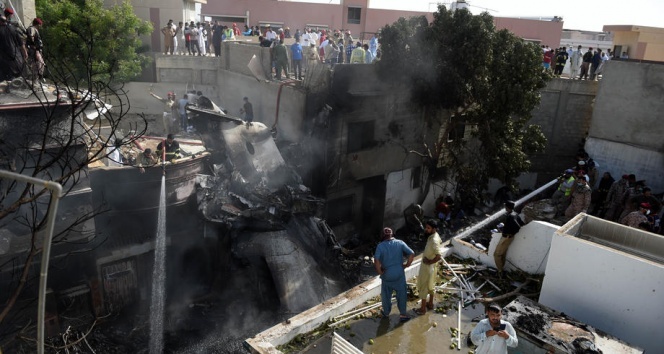 Pakistan&#039;da düşen uçağın pilotu kuleden yapılan 3 uyarıyı dikkate almadı