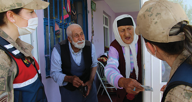 65 yıllık evli çiftin, Mehmetçikle ‘Bayram Harçlığı’ diyaloğu gülümsetti