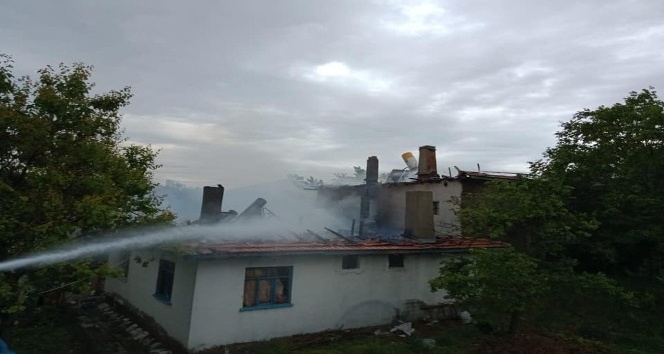 Çankırı’da yangın, iki ev kullanılamaz hale geldi