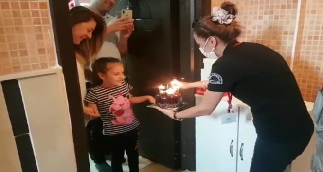 Isparta’da Vefa Destek Grubu’ndan 7 yaşına giren küçük kıza doğum günü sürprizi