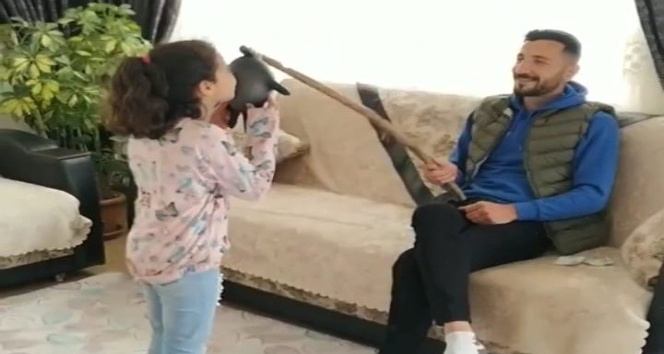 Korona virüs bayramda el öpme geleneğine engel olamadı