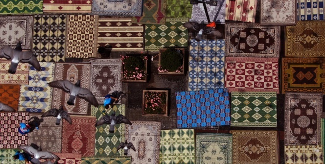 Rengarenk hasır kilimler yağlı boya tablolarını aratmadı