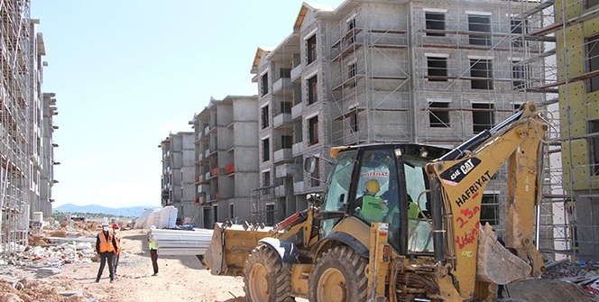 Depremzede konutları için işçiler bayramda da mesaide