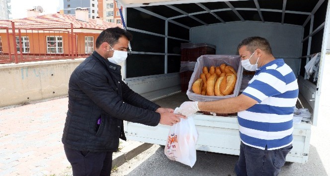 Sokağa çıkamayan vatandaşlara ‘mobil ekmek aracı’ ile ekmek satılıyor