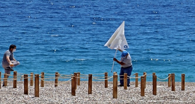 Dünyaca ünlü sahilde şezlong ve şemsiyeler sosyal mesafeli yeni düzene göre yerini aldı