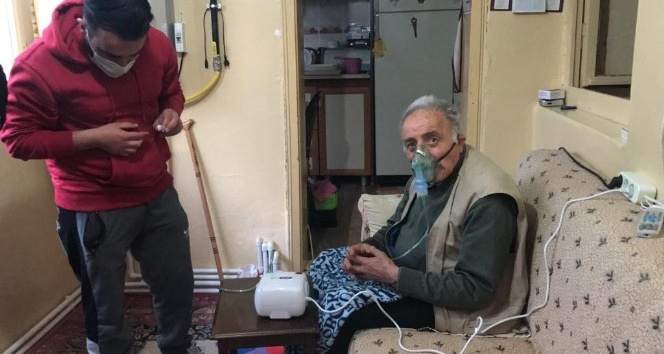 77 yaşındaki Ziyattin amcanın yardımına polis ve eczacı koştu