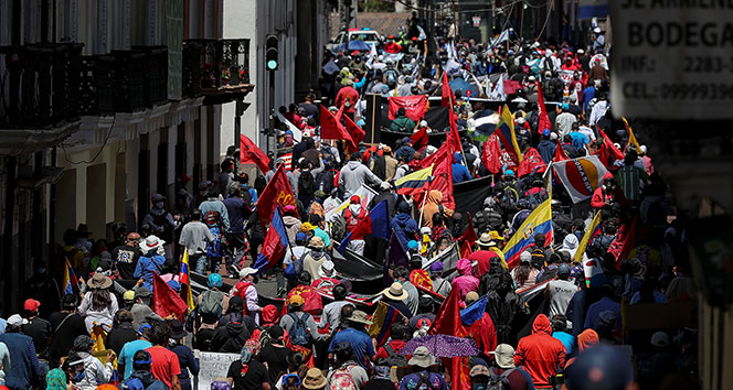 Ekvador’da korona kesintileri, halkı sokaklara döktü