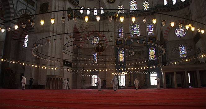 İstanbul’un tarihi camileri cuma namazına hazırlanıyor