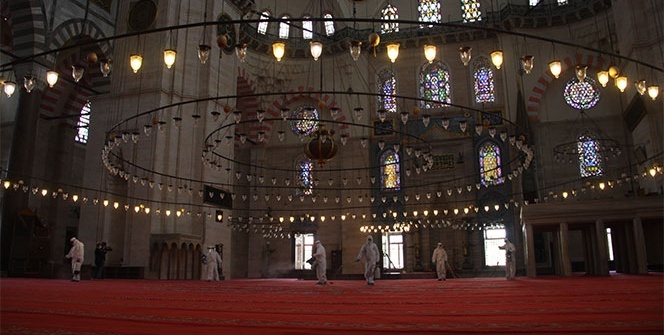 İstanbul’un tarihi camileri cuma namazına hazırlanıyor