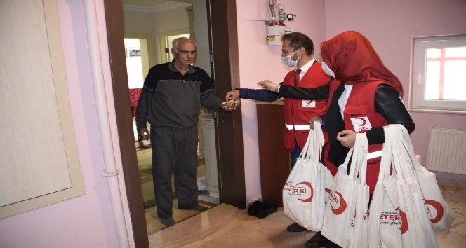 Türk Kızılay ekipleri, kapı kapı dolaşıp 20 bin maske ile çekme helva dağıttı