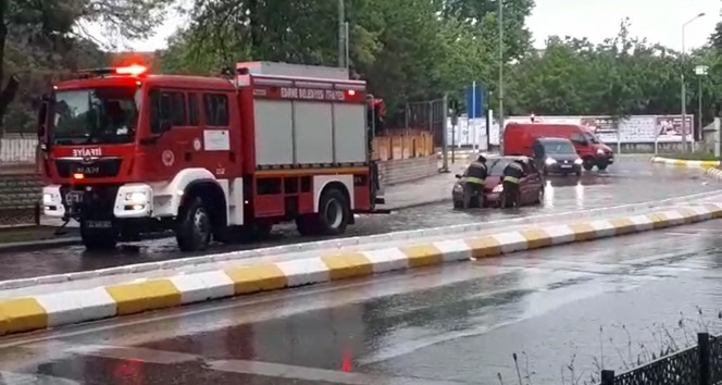 Edirne&#039;de şiddetli sağanak: Araçlar yolda kaldı