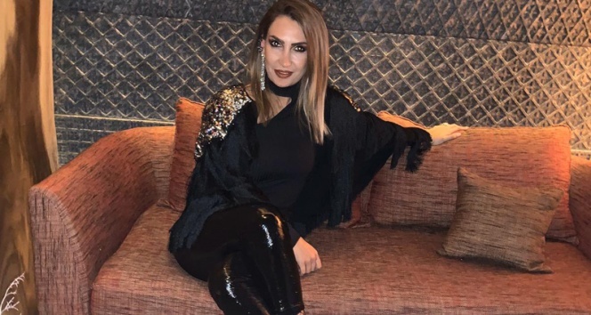 Tasarımcı Dilek Arslan Dilber, yeni kreasyonuna olan ilgiden memnun